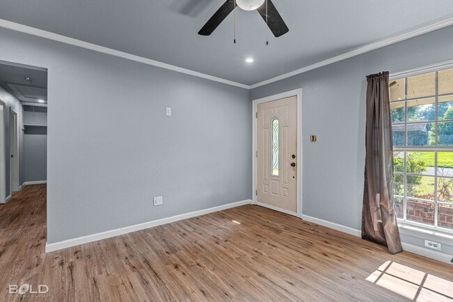 Building Photo - 9419 Normandie-