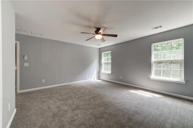 Building Photo - 2820 Mayfair Dr