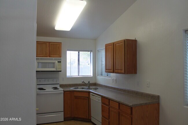 Building Photo - 921 S Val Vista Dr