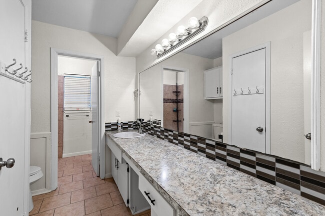 Building Photo - 1208 Clark St