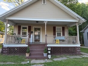 Building Photo - 2 Bed / 1 Bath Main Floor Apartment for Rent – Great Cincinnati Location!