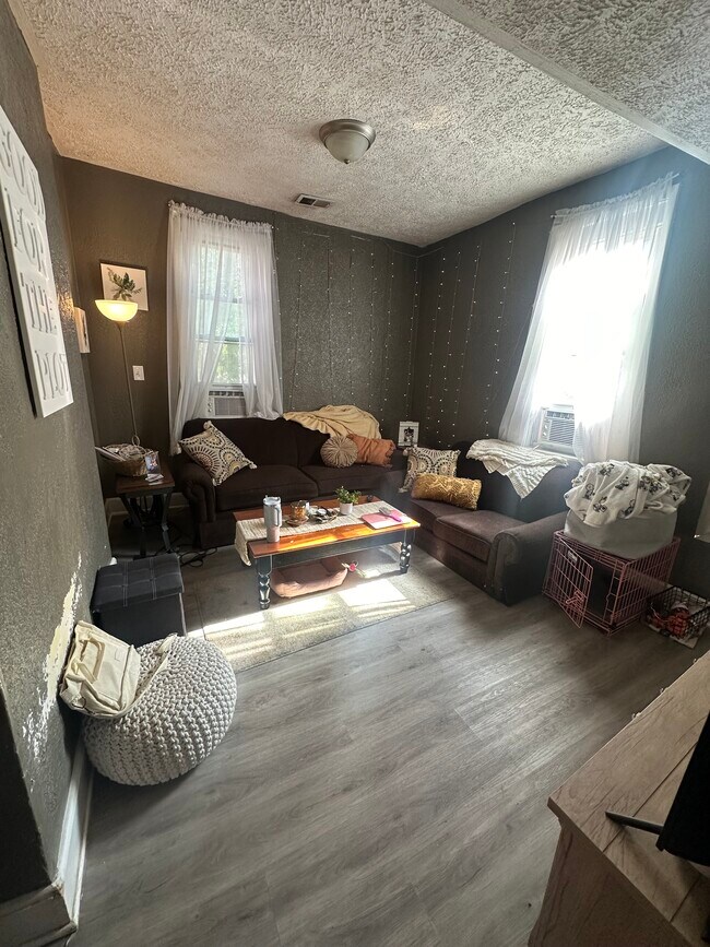 Building Photo - 670 Willey St