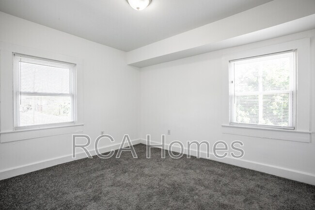 Building Photo - 2960 N Park Ave