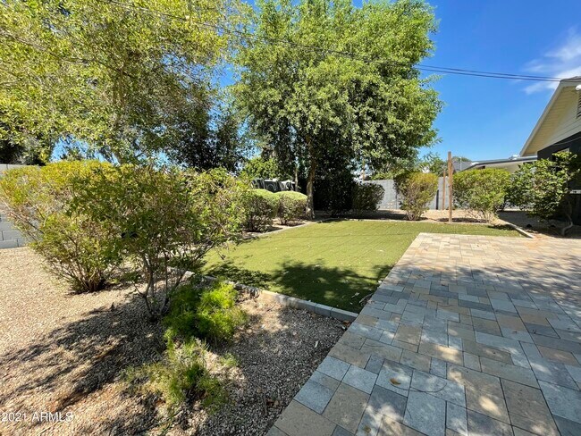 Building Photo - 1816 E Minnezona Ave