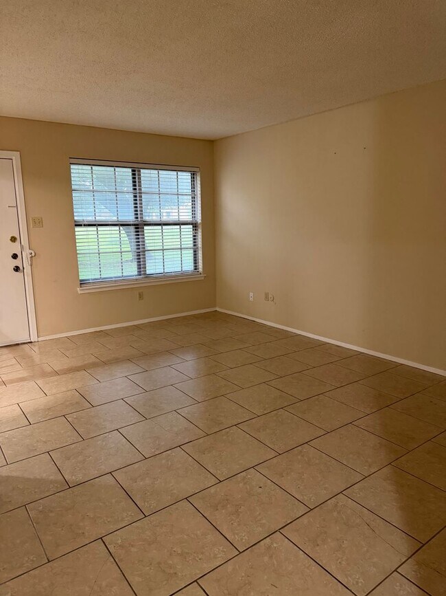 Building Photo - Centrally Located 1 Bedroom Unit