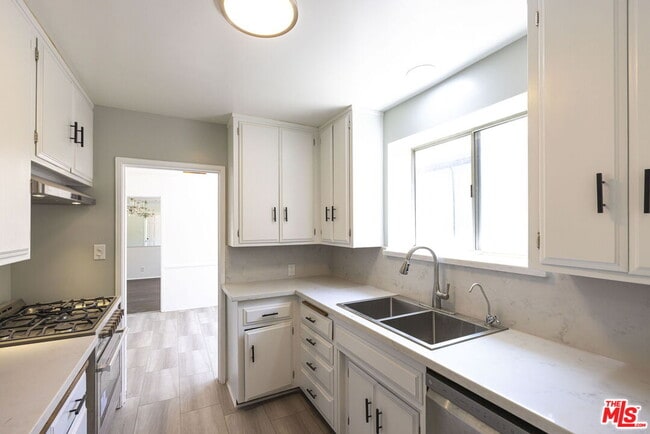 Building Photo - 2547 Canyon Dr