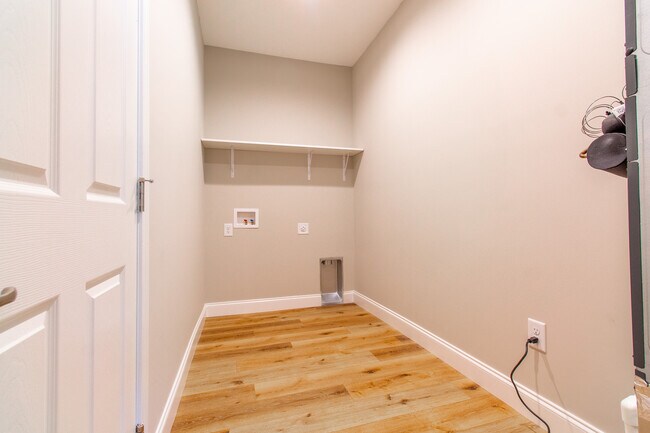 Building Photo - 1412 Cora Ln