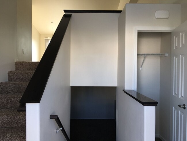 Building Photo - 3 Bed 2 Bath Twin Home