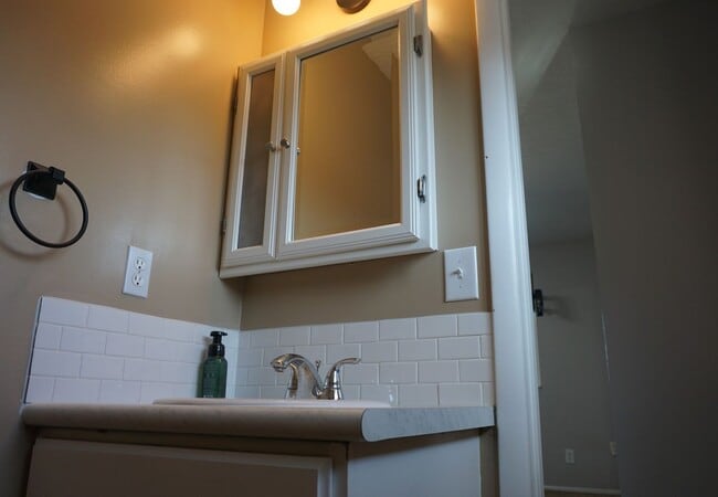 Building Photo - Quiet 4 Bedroom 2.5 Bath Taylorsville Home