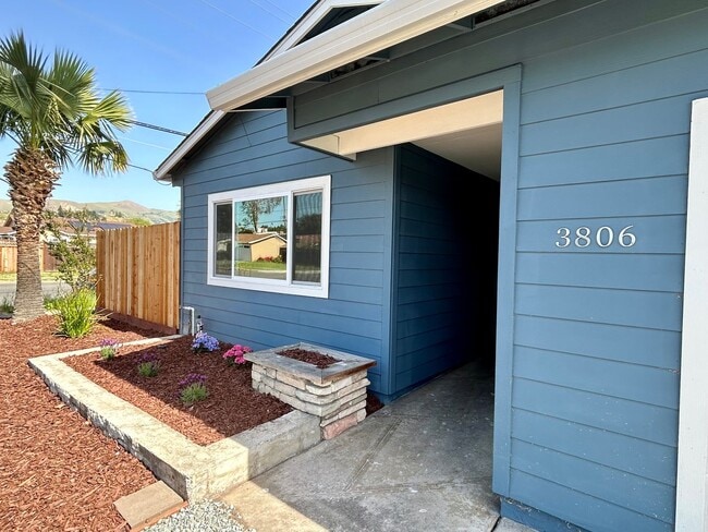 Building Photo - Completely Updated Irvington House!