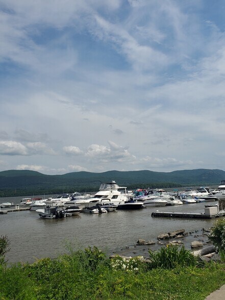 Building Photo - 217 3rd St