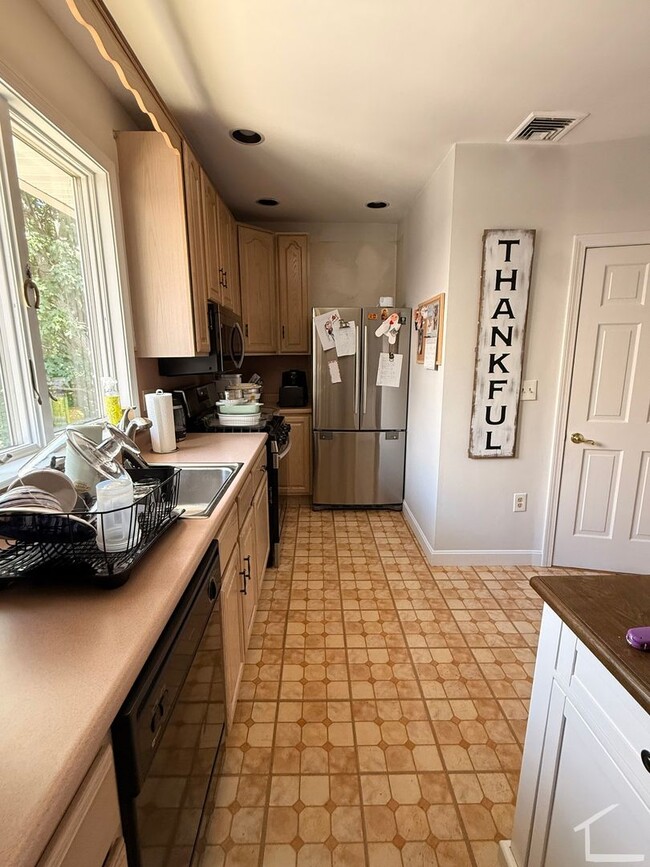 Building Photo - Beautiful, Spacious 2.5 bed in Brighton w/ Parking and Private Laundry!