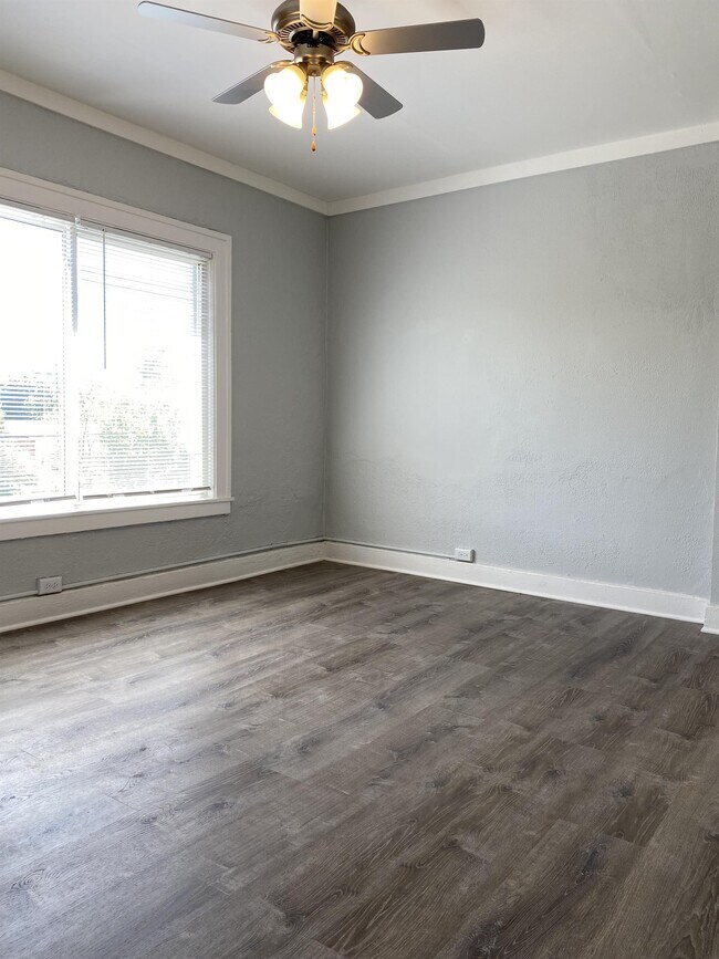 Building Photo - 111 W Rundell St