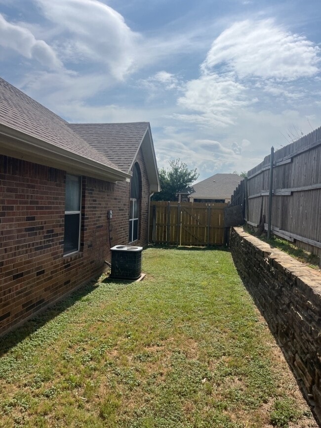 Building Photo - 3 Bedroom 2 bath Duplex! Curtis elementary...