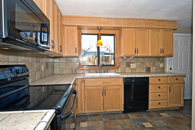 Building Photo - Spacious 4-Bedroom Home in the Heart of Midtown