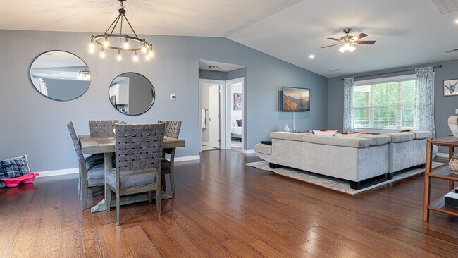 Building Photo - 664 Old Fort Rd