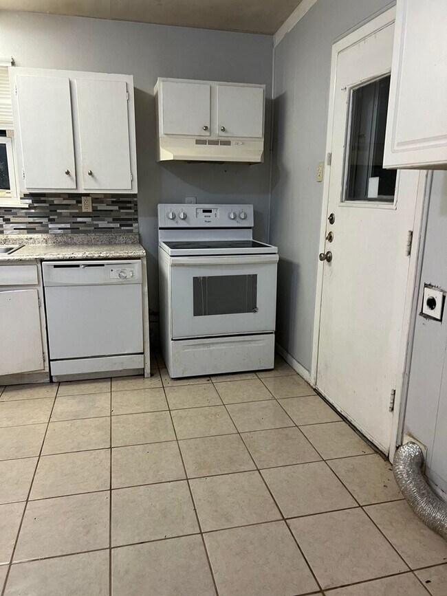 Building Photo - 3 Bed 1 bath RENTAL in Denison for $1,345