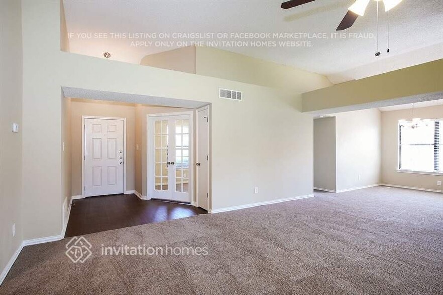 Building Photo - 4800 Hollow Tree Dr