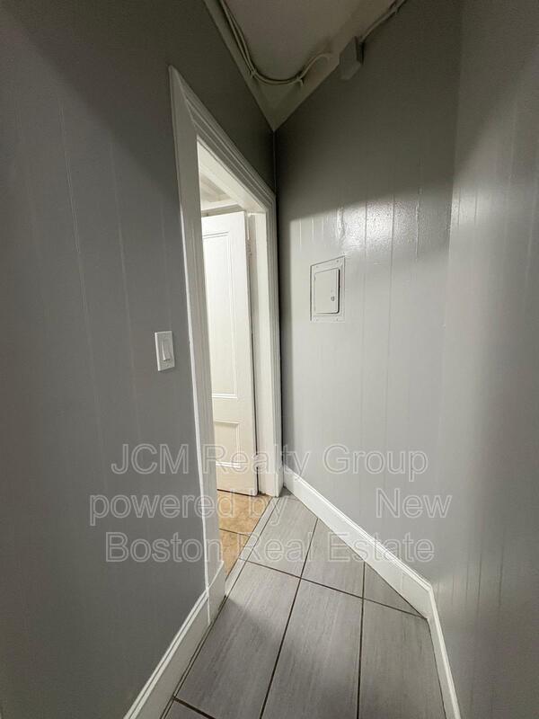 Building Photo - 64 Hollis St