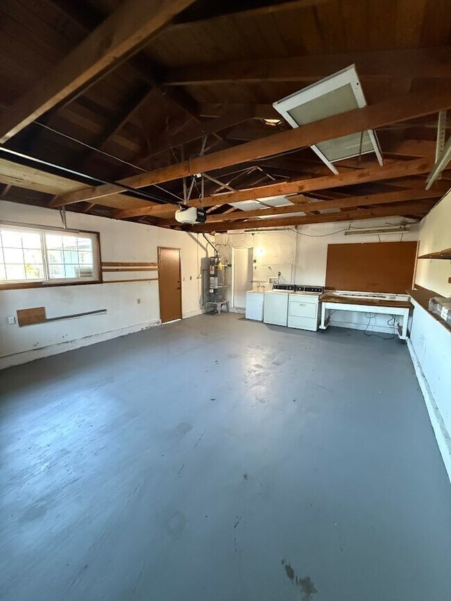 Building Photo - Beautiful 4 Bedroom, 2 Bathroom, Sylmar Home! Ready for Move-In!