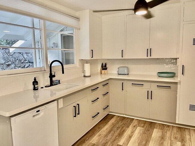 Building Photo - Peaceful Oceanfront Home Near Downtown Kai...