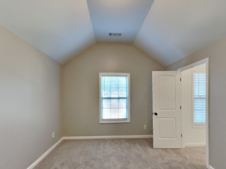 Building Photo - 400 Louise Way