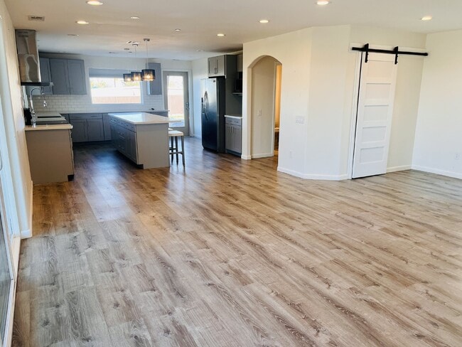 Building Photo - Gorgeous 3 bd, 2.5 ba on 1 acre