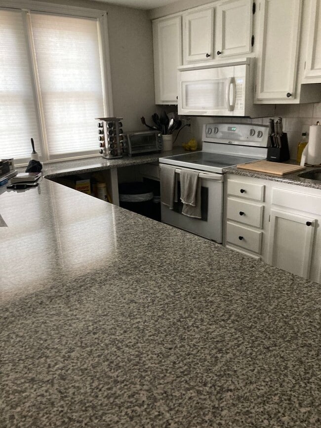 Building Photo - Fully renovated 2 bedroom townhome on a corner property