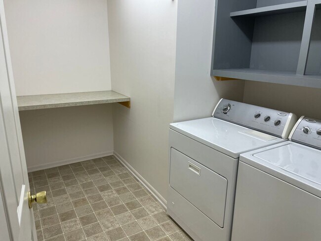 Building Photo - 3 bed / 3.5 bath Grand Ridge townhome avai...