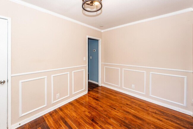 Building Photo - Comfortable Home Minutes from Park Circle