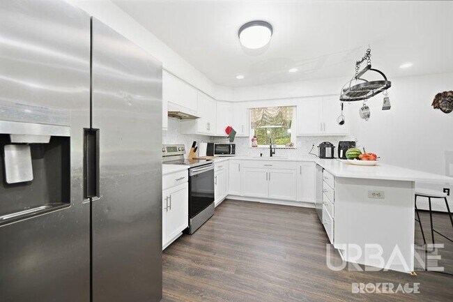 Building Photo - Stunning Mid Century American Ranch