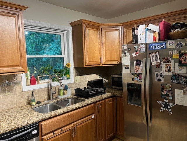 Kitchen - 1000 Cheviot Ave