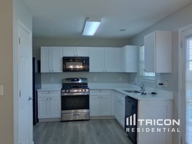 Building Photo - 1896 Roble Dr