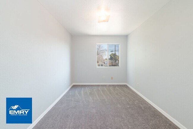 Building Photo - Gated/Secure 3 bed, w/ 2 Parking Spaces, Washer/Dryer Hookups