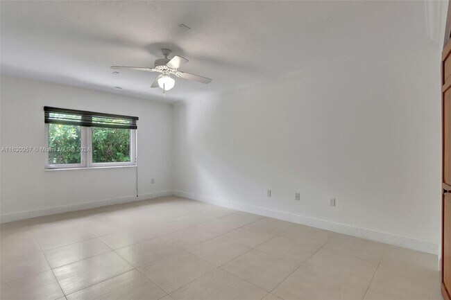 Building Photo - 906 Palermo Ave