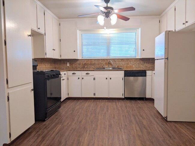 Building Photo - Cute 3 Bed, 1 Bath Home in Bryan for Augus...