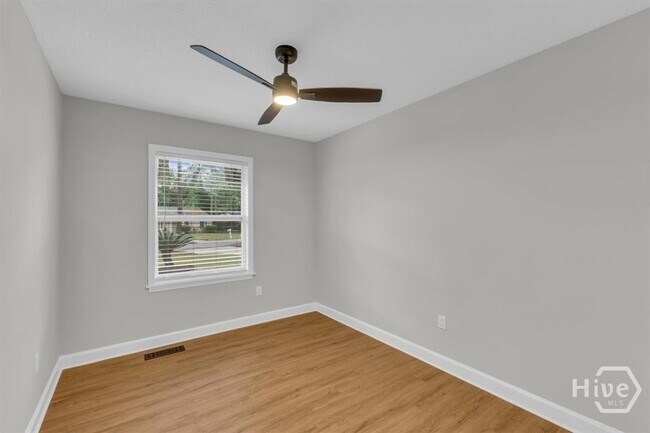 Building Photo - 131 Pointe S Dr