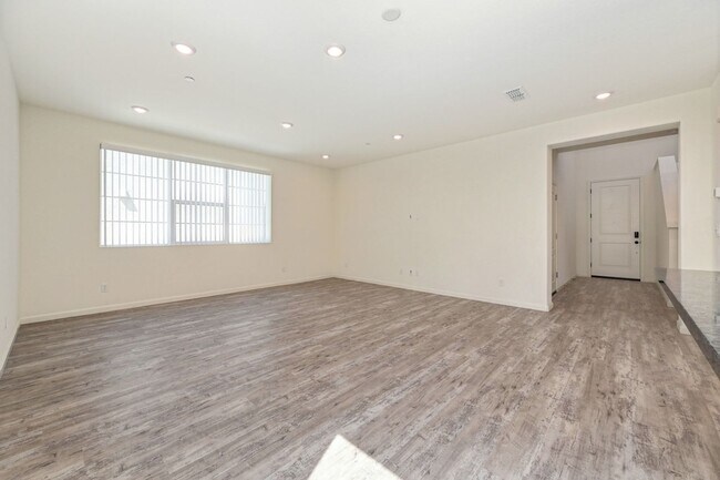 Building Photo - Fully Furnished Mid-term Rental