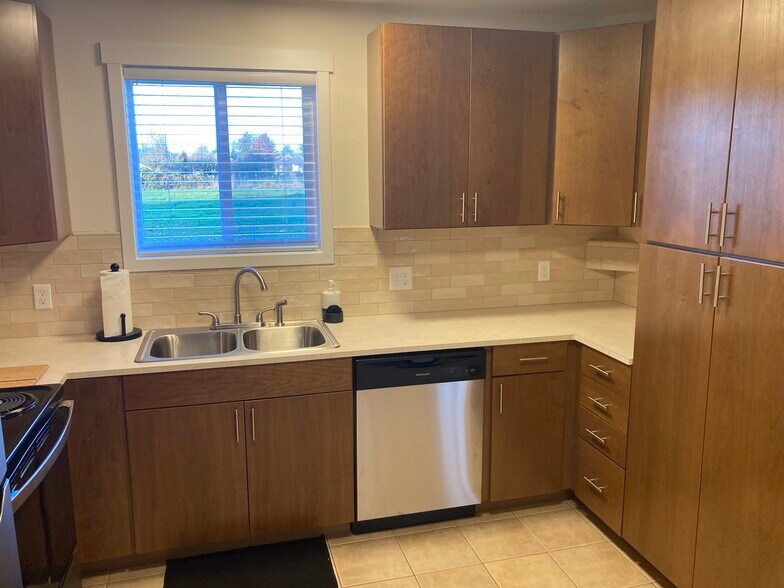 Building Photo - 14275 Avon Allen Rd