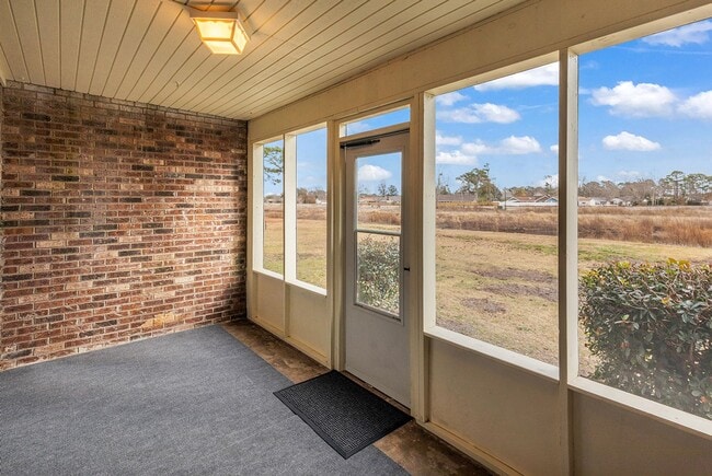 Building Photo - Master Suite with Balcony!!! Completely remodeled 2 level townhome close to the beaches of Surfside!