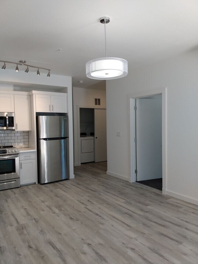 Building Photo - Pre-Lease This Beautiful 1 Bed 1 Bath + Den | In-Unit Washer/Dryer | AC