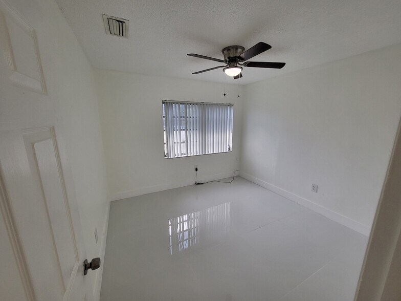 Building Photo - 17160 SW 94th Ave
