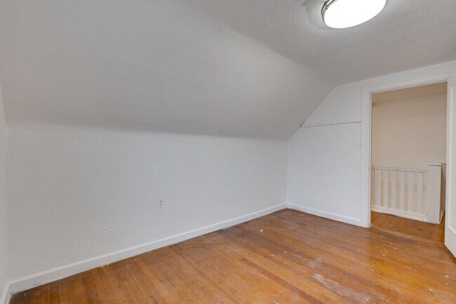 Building Photo - 1137 SE Uglow Ave