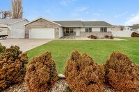 Building Photo - Modern 3 Bed, 2 Bath Home with LVP Flooring & 2-Car Garage! - Available NOW!