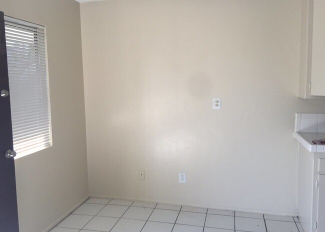 Building Photo - 631 Almond Ave