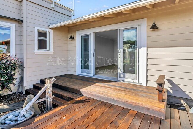 Building Photo - 5940 La Jolla Mesa Dr