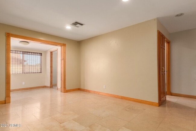 Building Photo - 1608 W Inverness Dr