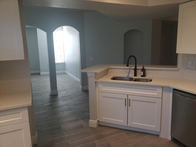 Building Photo - 909 Belmont Pl