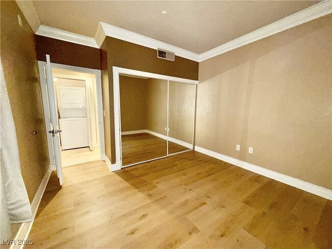 Building Photo - 220 E Flamingo Rd