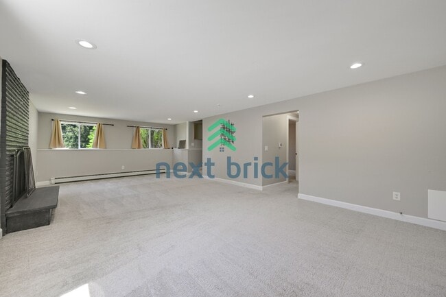 Building Photo - 4 Bed and 2 Bath Remodeled Single-family House Available!
